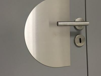 A quoi sert une plaque de protection de porte ?